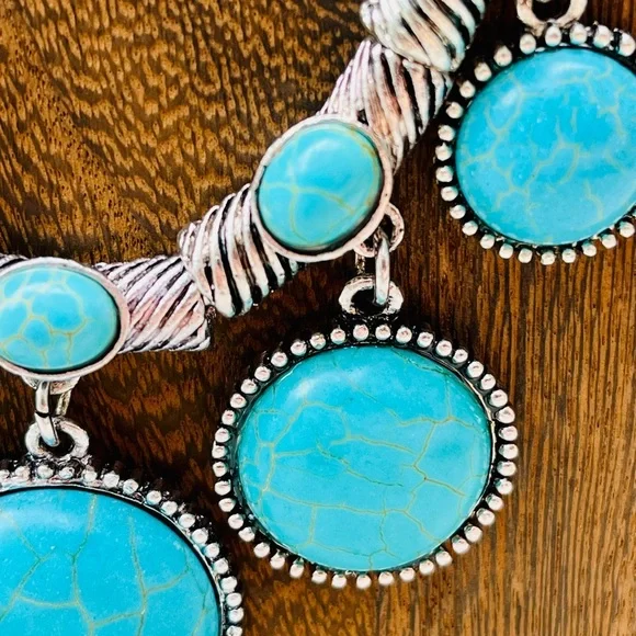 NWT Turquoise Beaded Necklace with Silver Accents Boho Western or Vintage.